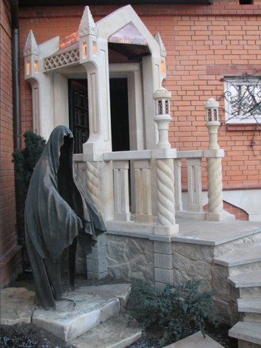 Eingangsgruppe in ein Privathaus. Material: Sandstein, Bronze.
