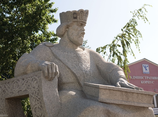 Фрагмент пам’ятника присвячений  Ярославу Мудрому .