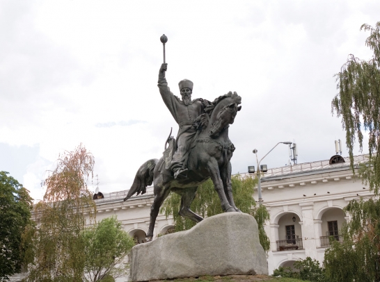  Monument is erected in Kiev, on Kontraktova square, year 2001. The monument is 7 meters high, and composition is 5 meters high.
Materials: bronze, granite. The authors are Vasiliy Shvetsov, Oles Sidoruk, Boris Krylov and N. Zharikov.
 

