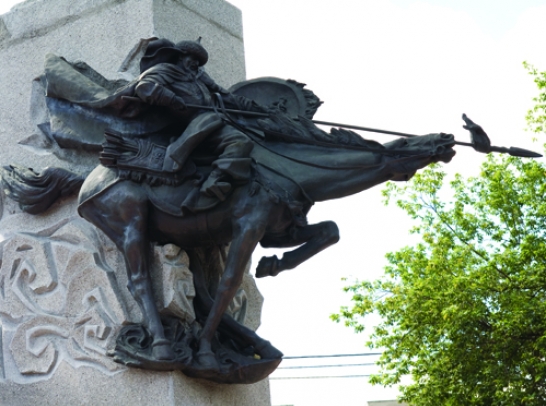 Фрагмент пам’ятника присвячений князю Святославу – хороброму