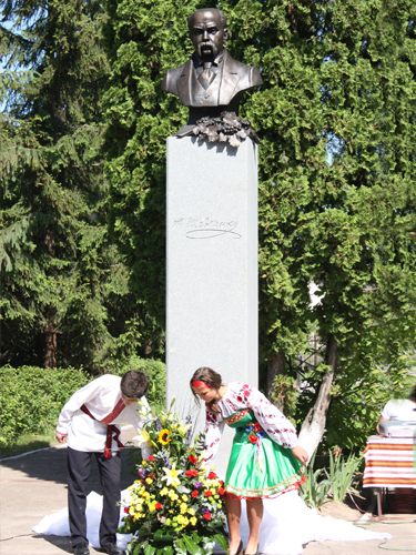   The monument is erected in year 2012. The monument is 3,4 meters high. The authors are Boris Krylov and Oles Sidoruk. Materials: granite and bronze. 