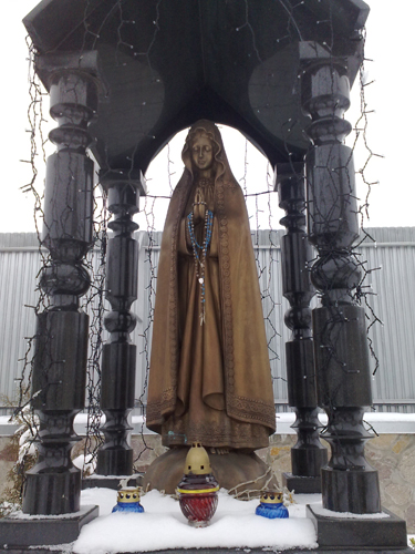 Die Skulptur
Heilige Maria. Höhe ist 1,3 Meter. Bronze. Privatnhaus.
